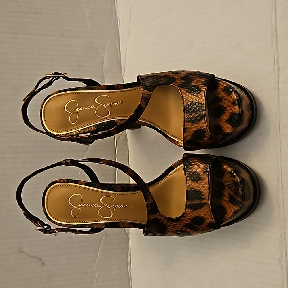 Hard To Find Jessica Simpson leopard print platform shoe Size 6 Never Worn